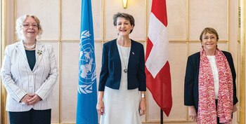 Simonetta Sommaruga (en el centro