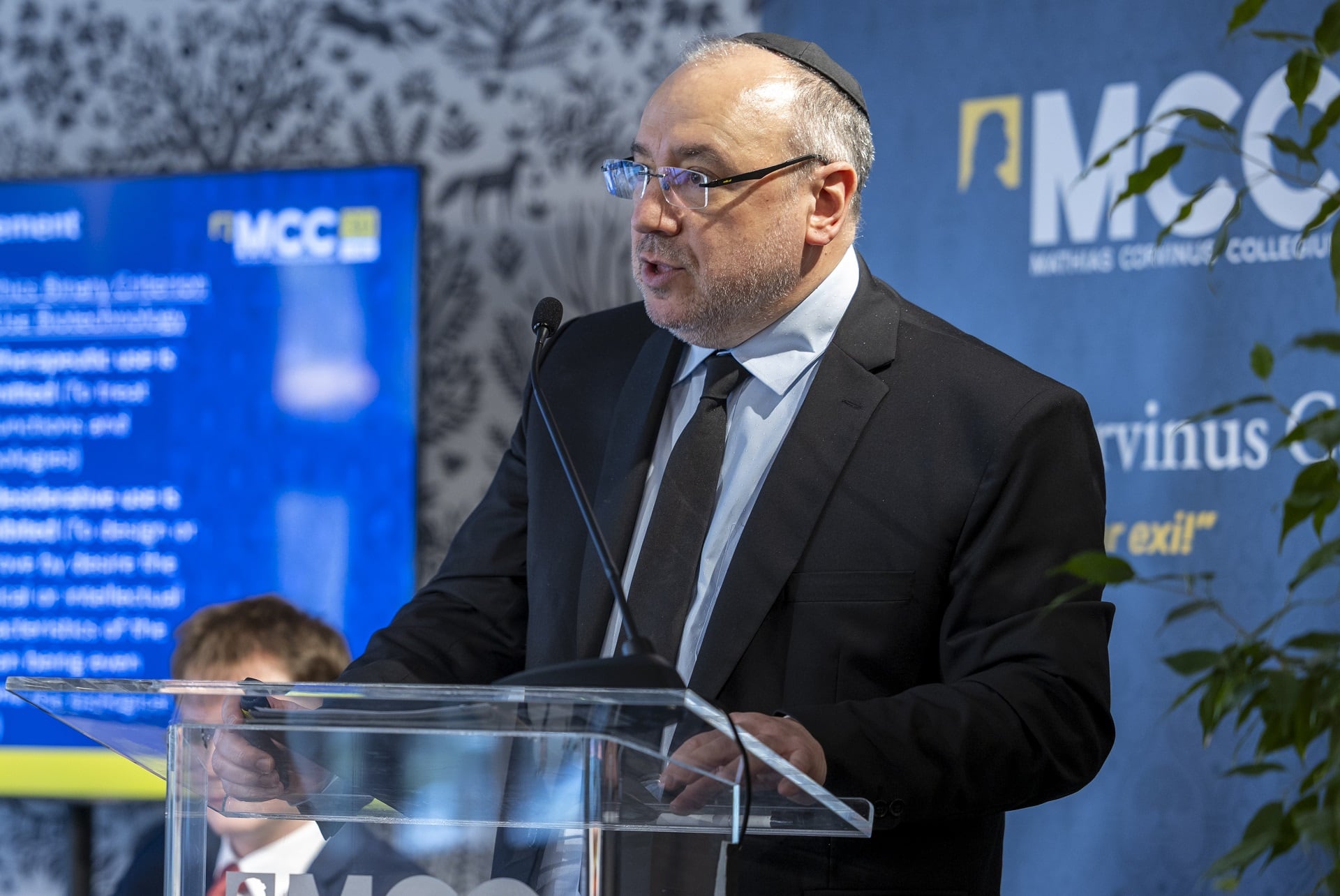 Rab. Dr. Fishel Szlajen durante su exposición sobre ética y biotecnología en el MCC de Budapest.