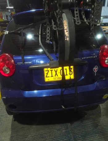 El concejal Juan David Quintero difundió la placa ZIX 013 y aceleró la identificación del automóvil en el caso del puente peatonal - crédito Juan David Quintero/X
