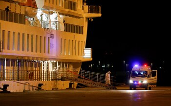 Equipo médico uruguayo asiste a los tripulantes del crucero. REUTERS/Mariana Greif