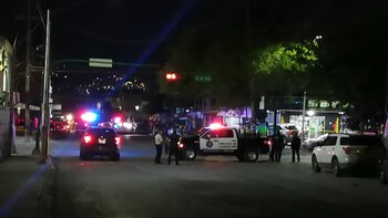 Un niño y cuatro oficales