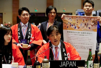 El embajador de Japón ante la UNESCO, Takehiro Kano, se dirige al público en la 19ª Conferencia sobre el Patrimonio Cultural Mundial, con motivo de la inscripción del sake japonés en la lista del Patrimonio Cultural Inmaterial de la UNESCO, en Asunción, Paraguay. 4 de diciembre de 2024. REUTERS/Cesar Olmedo - RC2FIBAHIH6B