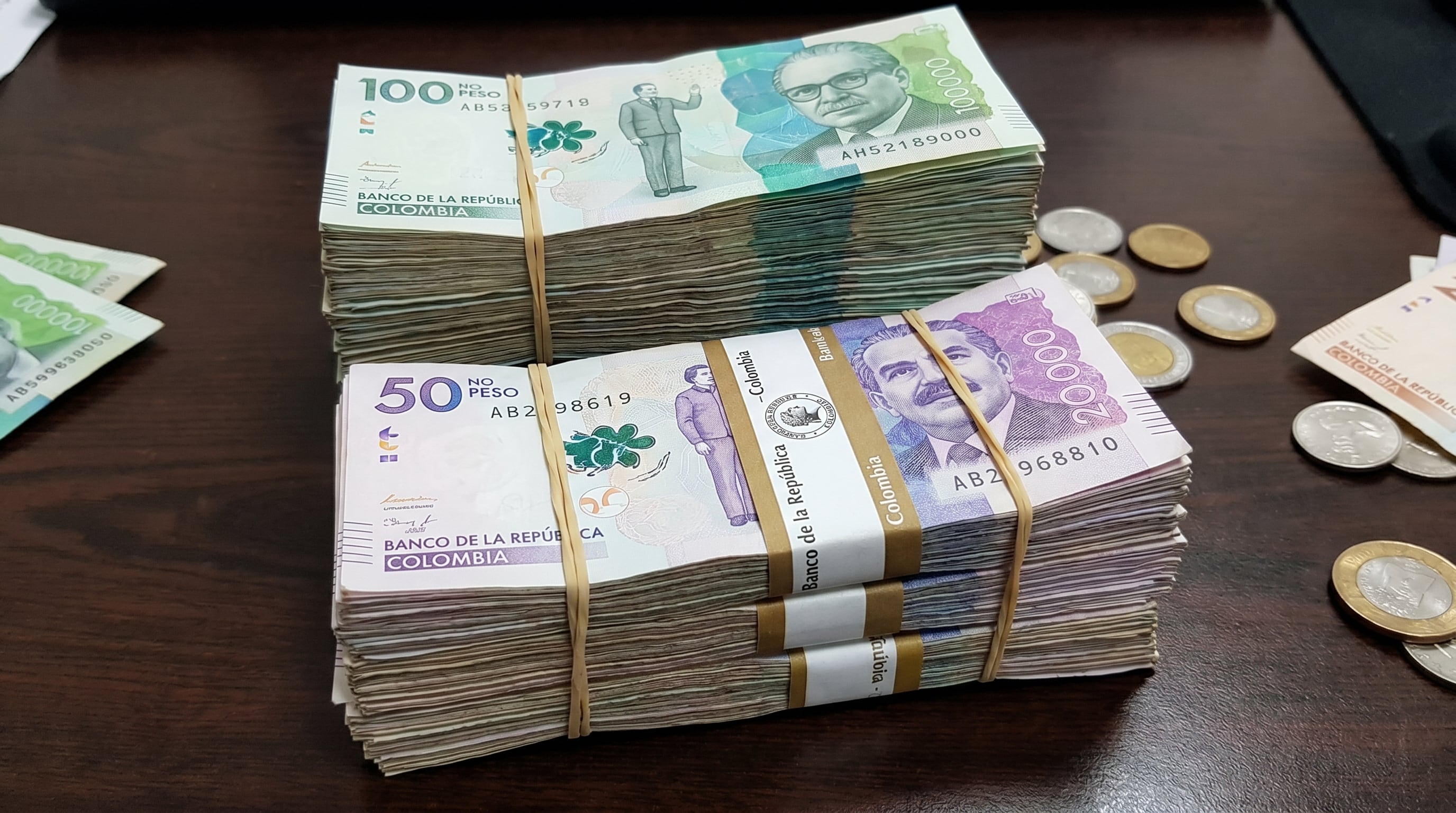 La campaña de Abelardo de la Espriella aseguró que ningún coordinador ni simpatizante puede pedir dinero en nombre del candidato - crédito Imagen Ilustrativa Infobae/VisualesIA ScribNews