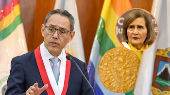 Hombre con gafas, traje oscuro y banda roja y blanca, hablando en un micrófono. Arriba a la derecha, la cara de Luz Pacheco en un círculo.