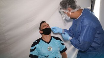 Chaco Giménez, DT del Cancún FC, haciéndose la prueba de COVID-19 (Foto: Facebook @CancúnFC)