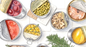 Ilustración en vista superior de latas abiertas con guisantes, maíz, champiñones, salsa de tomate, pescado y frutas.