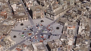 La plaza más geométrica de Italia: un hexágono perfecto con una arquitectura matemática en el Valle de Noto de Sicilia