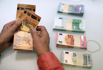 El euro es una de las monedas más fuertes del mundo, junto al dólar estadounidense - crédito Eric Gaillard/Reuters