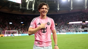 Tom Holland aparece con la camiseta rosa del Inter Miami y firma las playeras de sus fans