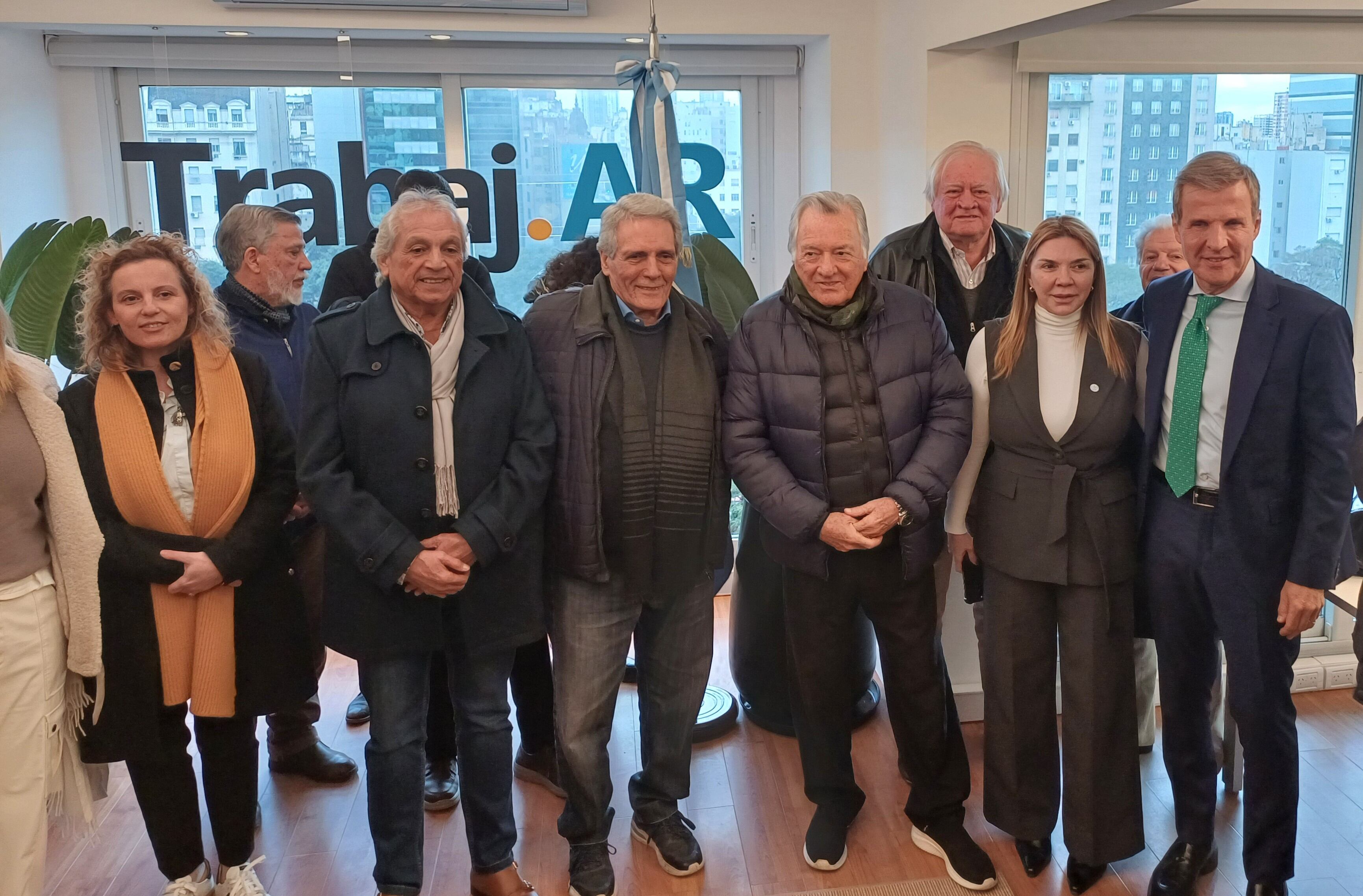 Luis Barrionuevo, con Martín Redrado, Carlos Acuña, Hugo Benítez, Sandra Barrionuevo y Maia Volcovinsky