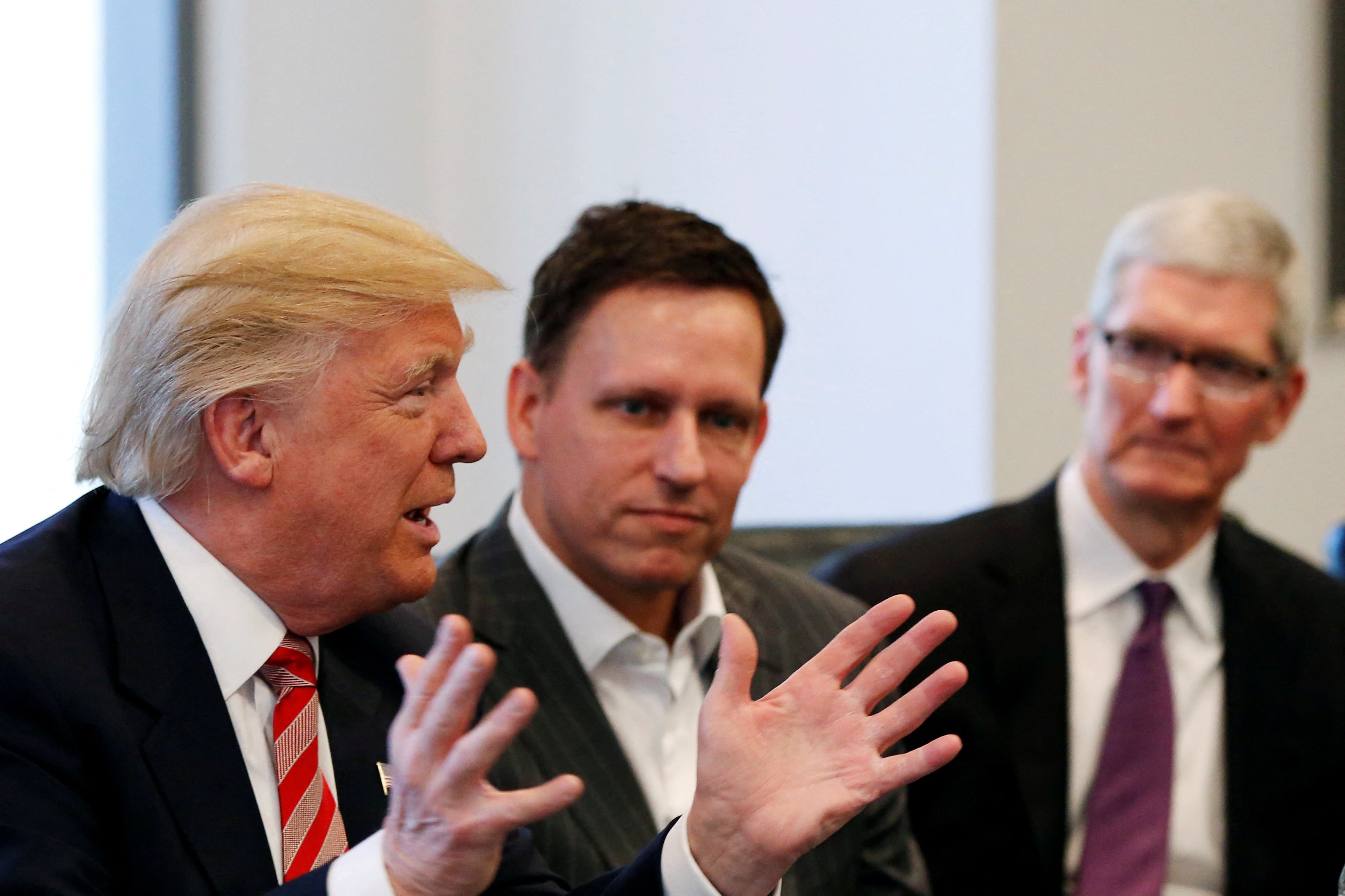 Donald Trump, Thiel y el CEO de Apple, Tim Cook, en una reunión en 2016 (REUTERS/Shannon Stapleton/File Photo)
