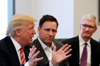 Donald Trump, Thiel y el CEO de Apple, Tim Cook, en una reunión en 2016 (REUTERS/Shannon Stapleton/File Photo)