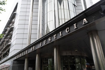 04/05/2026 Exterior de la Audiencia Provincial de Álava durante el juicio contra el hombre acusado de asesinar a su esposa embarazada de mellizos el 27 de mayo de 2023, en la Audiencia Provincial de Álava, a 4 de mayo de 2026, en Vitoria, Álava, País Vasco (España). La Audiencia Provincial de Álava acoge desde hoy hasta el próximo día 15 este juicio con Tribunal del Jurado, en el que se prevé declararán más de 40 testigos, además de técnicos y peritos.
POLITICA
Iñaki Berasaluce - Europa Press