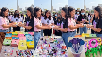 Composición con varias imágenes de jóvenes entregándose pequeñas bolsas de papel con el logotipo de BTS sobre mesas con objetos decorativos.