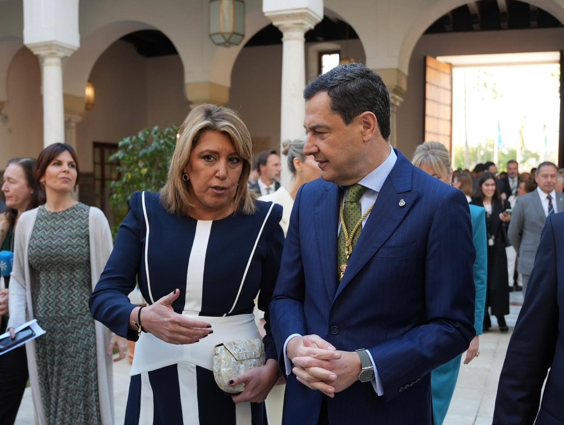 Moreno conversa con Susana Díaz y saluda brevemente a Montero antes del Pleno institucional del Parlamento por el 28F