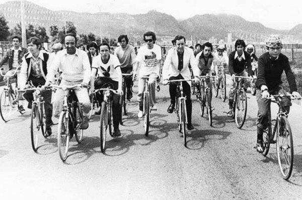 Jaime Ortiz Mariño, un arquitecto apasionado por el ciclismo, fue el pionero de esta iniciativa en 1974, cuando obtuvo un permiso para cerrar una parte de Bogotá al tráfico vehicular - crédito archivo Colprensa