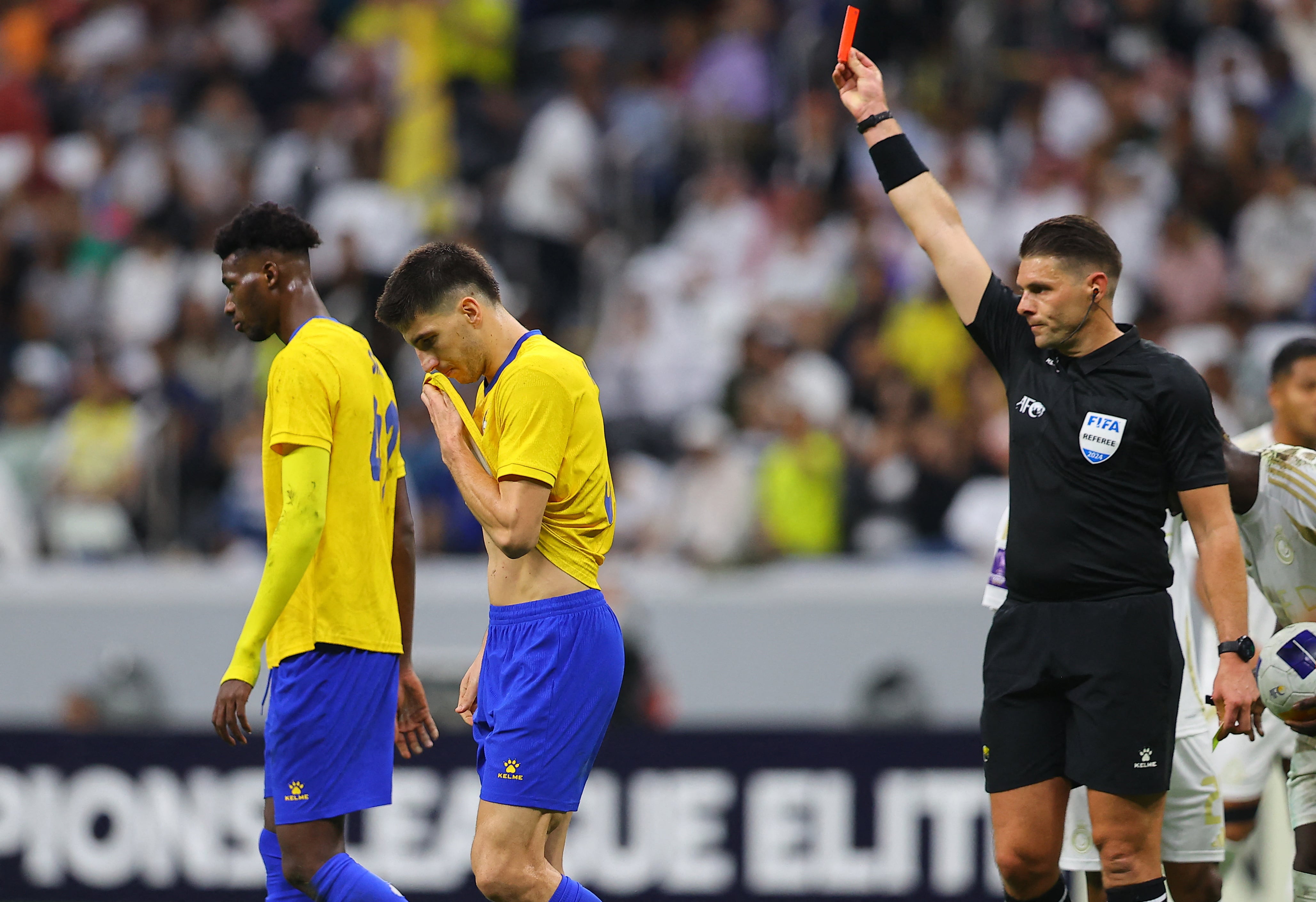El árbitro australiano Shaun Evans, que fue asistente del VAR en el partido Alemania-Curazao del Mundial 2026, muestra una tarjeta roja (REUTERS/Ibraheem Al Omari)