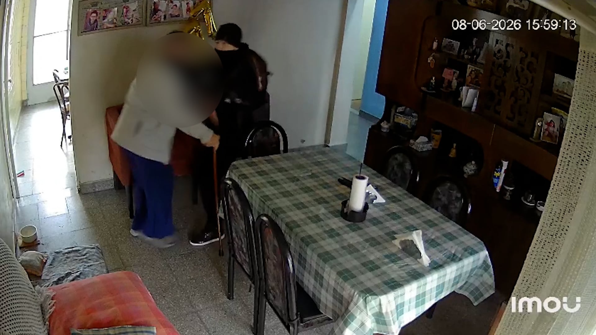 El momento en que uno de los ladrones le tapa la boca a la jubilada para evitar que grite en busca de ayuda.
