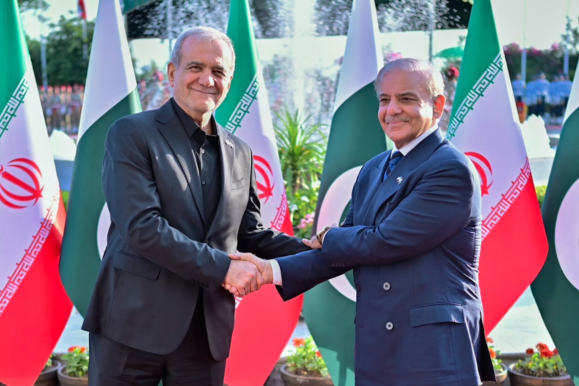 El presidente de Irán, Masoud Pezeshkian, a la izquierda, dando la mano al primer ministro de Pakistán, Shehbaz Sharif (Oficina del Primer Ministro de Pakistán vía AP)