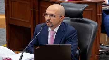 El consejero electoral Arturo Castillo explicó que las publicaciones fueron realizadas por Alejandro Moreno como dirigente nacional del PRI y no como senador, por lo que no cuentan con protección parlamentaria.