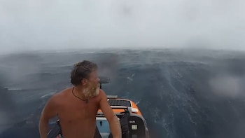 El ex infante de marina real, que está a punto de terminar su travesía oceánica de 17.500 millas, está logrando salir adelante