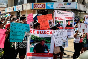Familiares de personas desaparecidas por el paso del huracán Otis, protestan hoy en el balneario de Acapulco, en el estado de Guerrero (México). EFE/David Guzmán