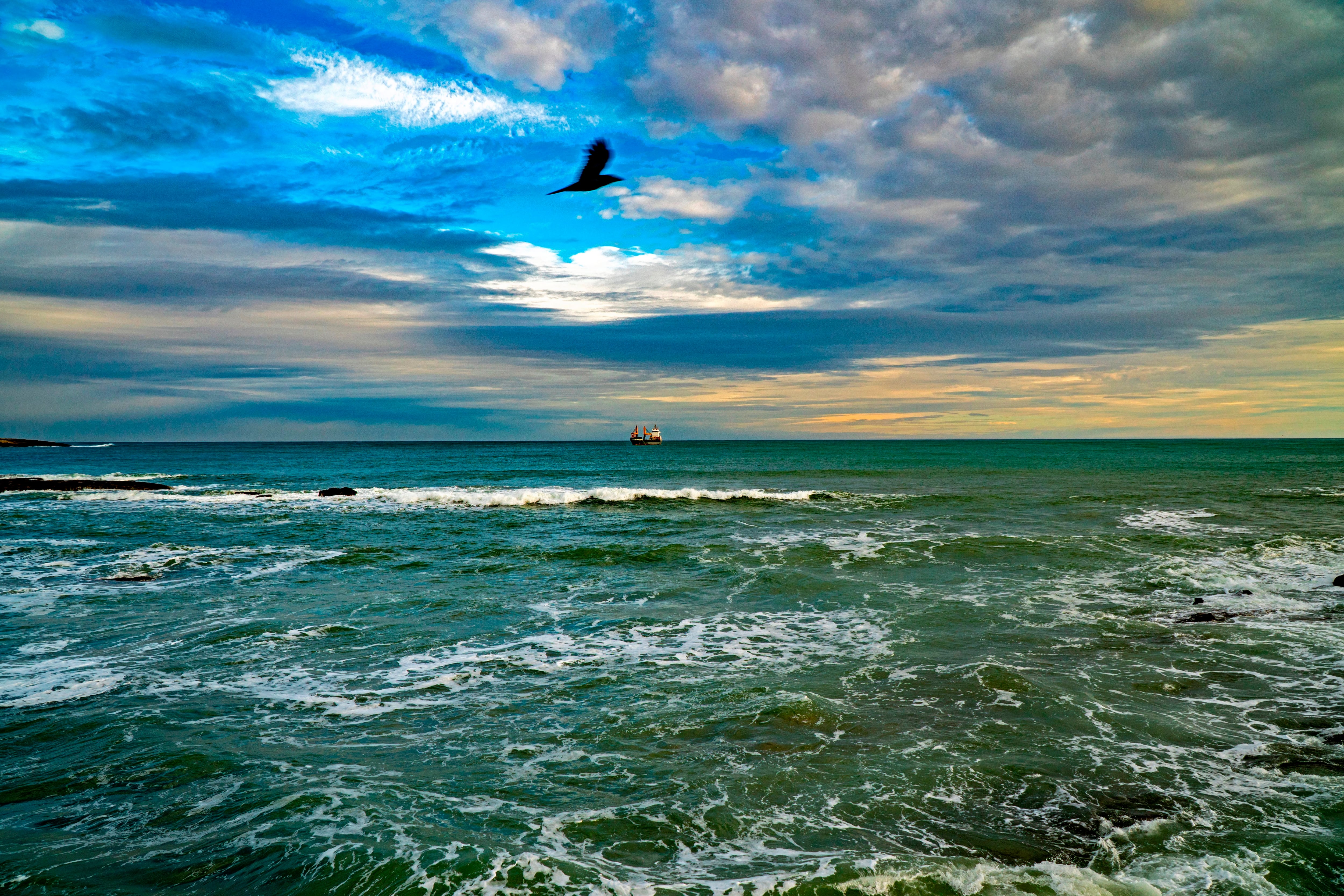 Las diferencias regionales en el aumento del nivel del mar se atribuyen a factores locales como ríos, tormentas y corrientes marinas (EFE/ROMÁN G. AGUILERA/Archivo)