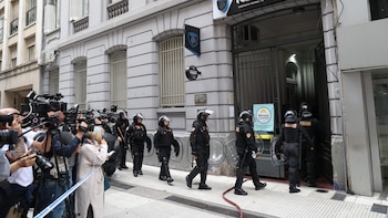 Alerta en una comisaría del centro porteño por un violento enfrentamiento entre detenidos: tomaron a un policía de rehén
