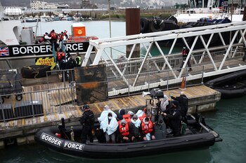 Migrantes llegan al puerto de