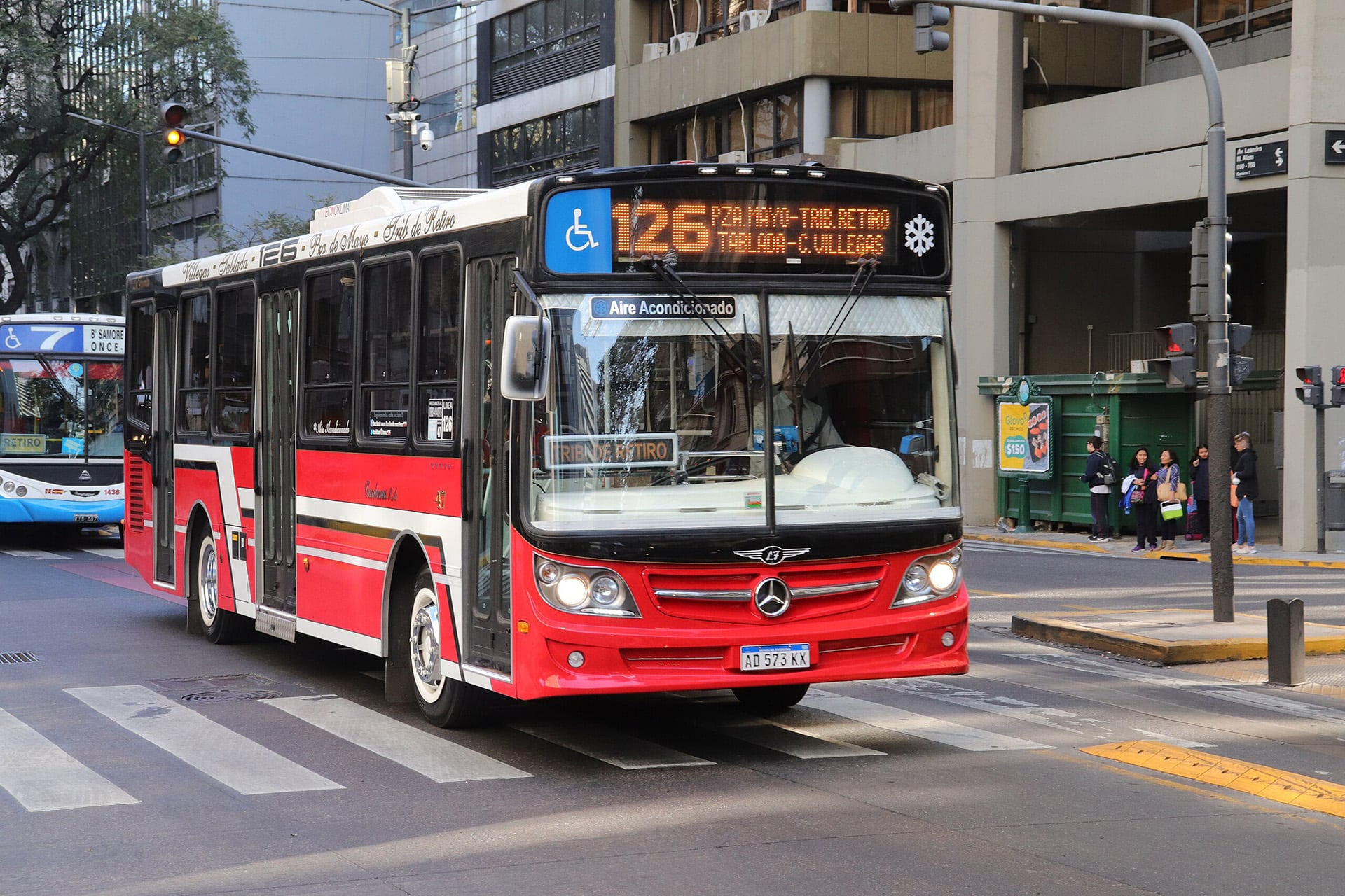 El Fiat Punto impactó contra una unidad de la línea 126 en Mataderos (Foto de archivo)