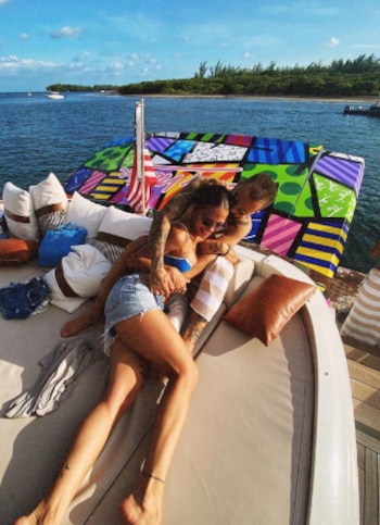 La cantante se mostró bastante amorosa junto a su pareja, mientras tomaban el sol y compartían con otros amigos - crédito @greeicy/Instagram