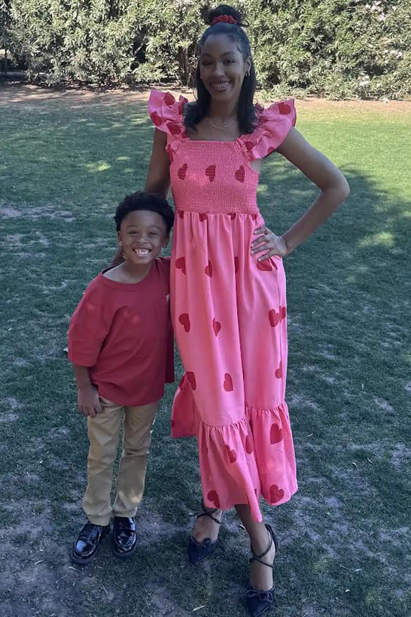 La historia llamó la atención al resaltar cómo una enseñanza cotidiana, como realizar una reserva para cenar, puede convertirse en el origen de un momento especial y compartido. Foto: People