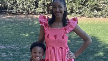 Una madre enseñó a su hijo de ocho años a hacer reservas en restaurantes para fomentar su autonomía