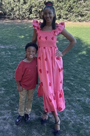 La historia llamó la atención al resaltar cómo una enseñanza cotidiana, como realizar una reserva para cenar, puede convertirse en el origen de un momento especial y compartido. Foto: People