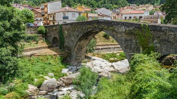 El pueblo favorito de Malú para desconectar: en medio de la Sierra de Gredos, con recetas tradicionales y reminiscencias medievales