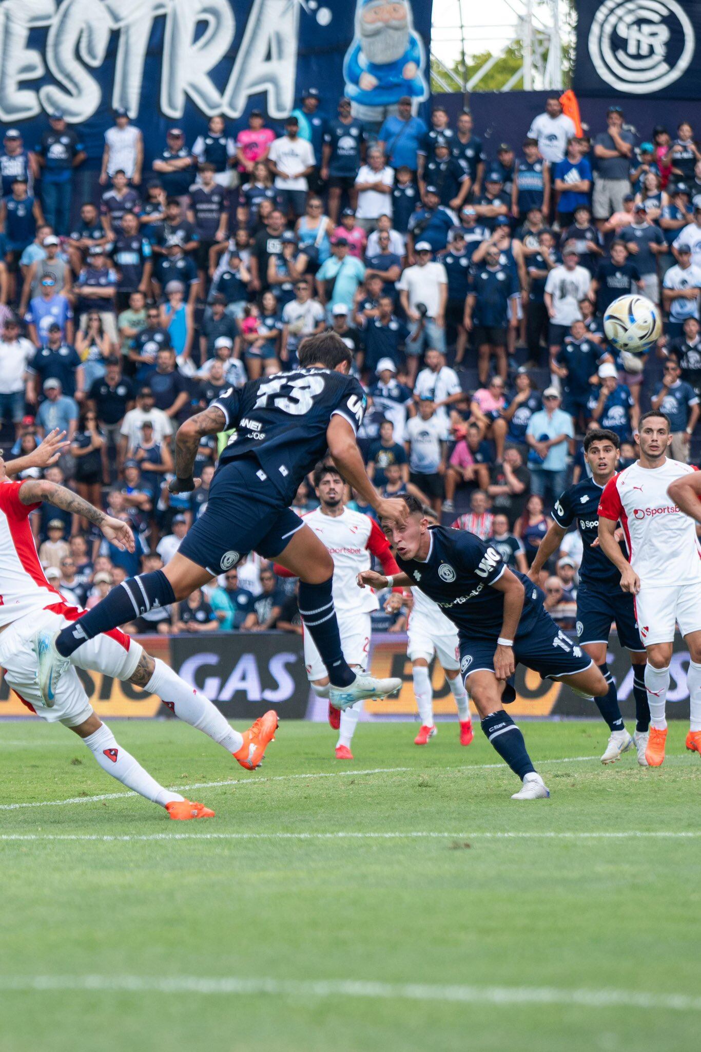 La primera mitad finalizó 1-0 favorable a Independiente Rivadavia