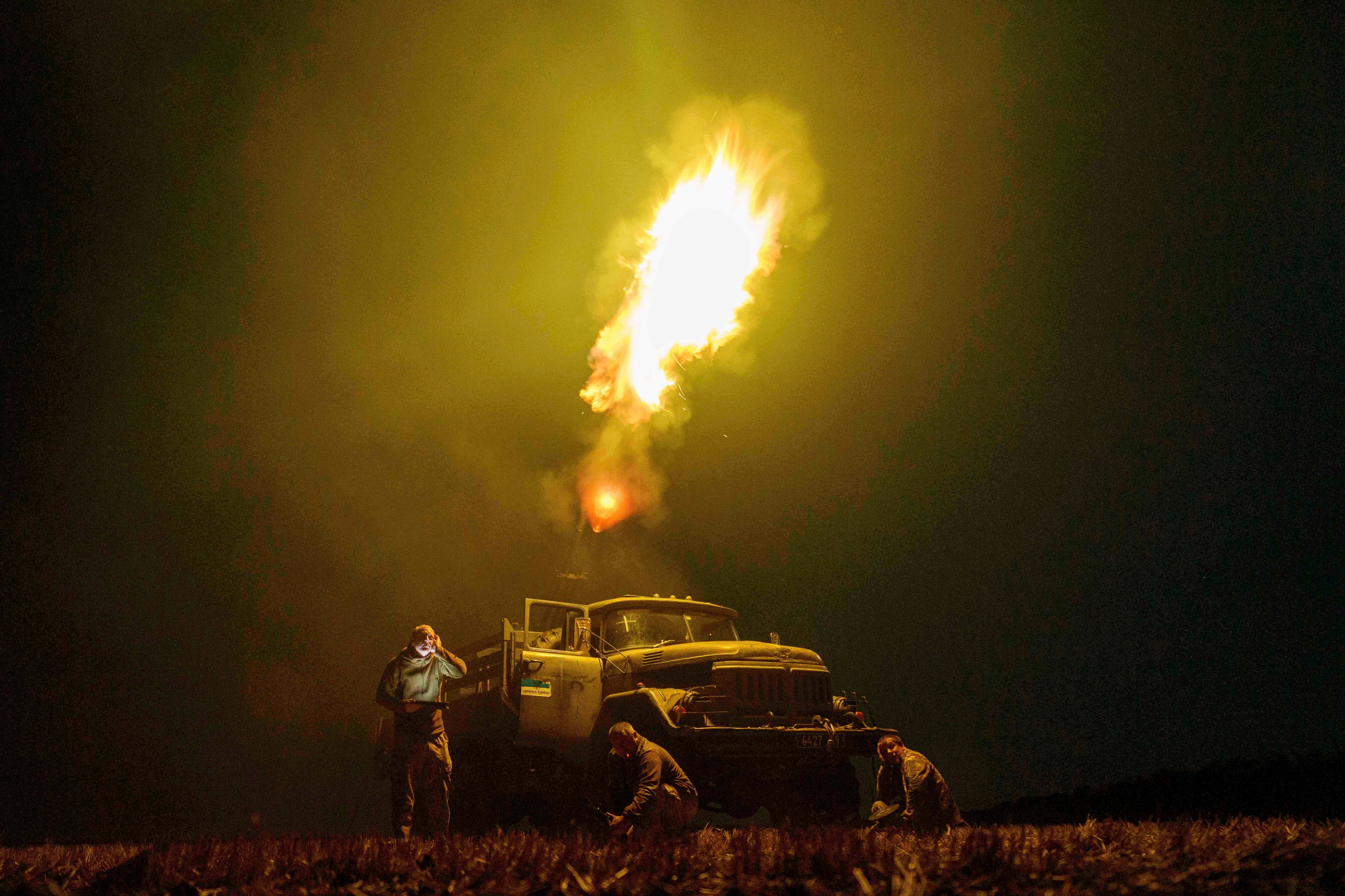 Soldados ucranianos de la unidad de defensa aérea de la 59ª brigada disparan contra drones de ataque rusos en la región de Dnipropetrovsk, Ucrania, el domingo 10 de agosto de 2025 (AP Foto/Evgeniy Maloletka)