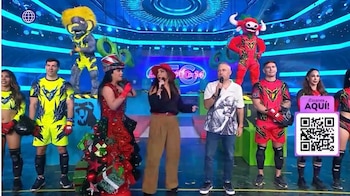 Presentadores e invitados con micrófonos junto a participantes y botargas en el estudio de un programa de televisión
