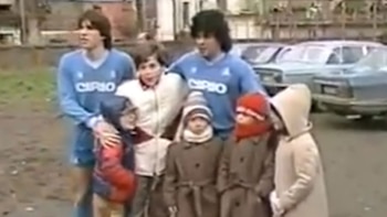 Diego Maradona realizó un partido benéfico cuando jugaba en Napoli