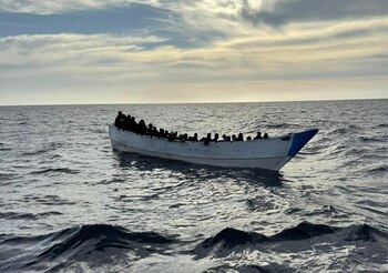 Una patera con varios inmigrantes