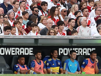 Edinson Cavani y Marcelo Saracchi