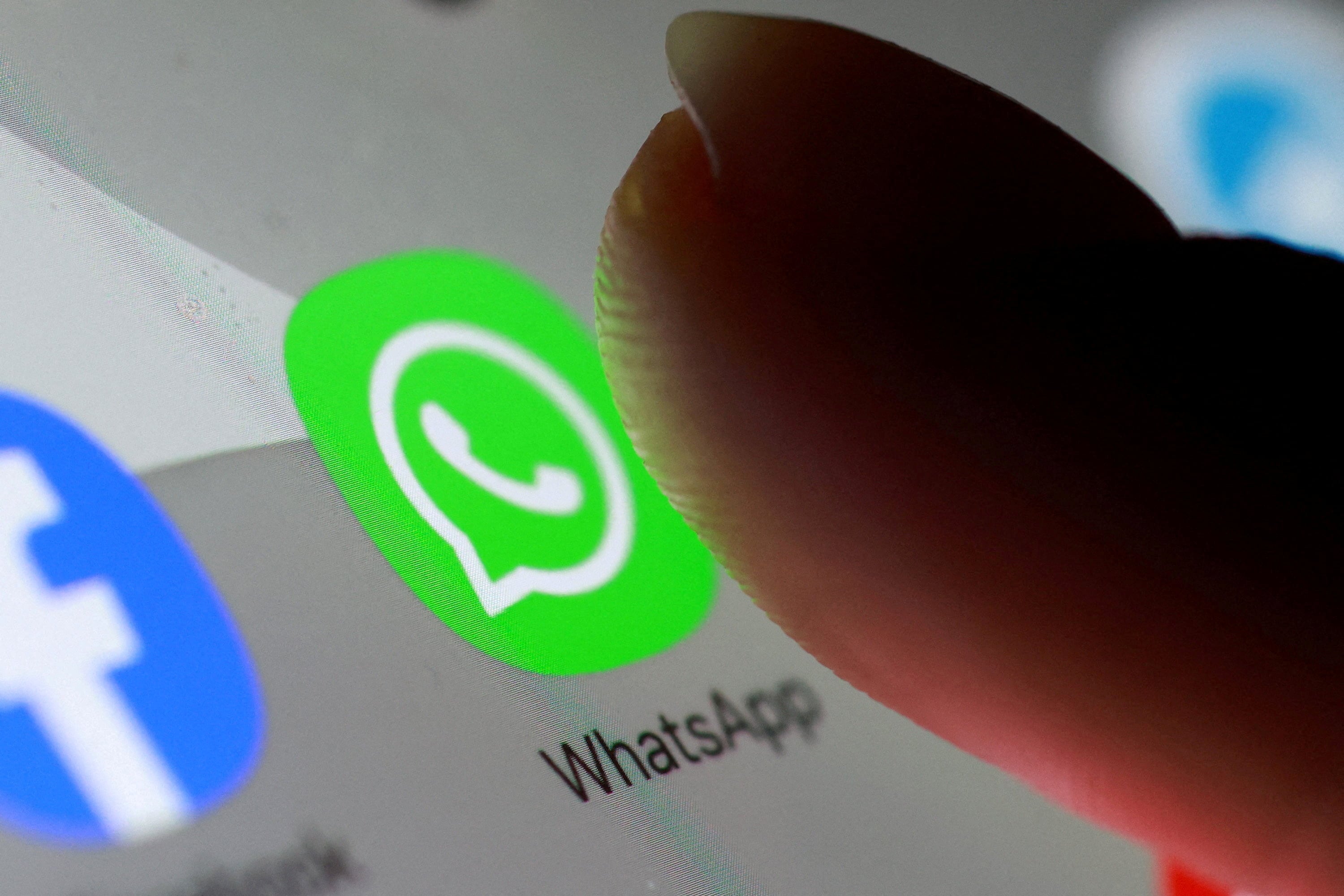 Si la conversación estaba abierta cuando llegó el mensaje, el sistema no genera una notificación y el contenido no queda registrado en el historial de alertas. (Reuters)