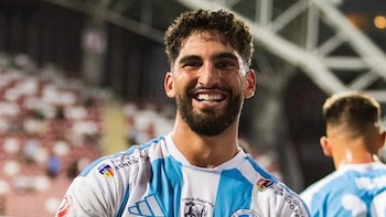 Renato Espinosa dio inicio a su recorrido goleador con Cornivul Hunedoara: anotó en el empate a uno contra Dinamo Bucarest por Superliga de Rumanía