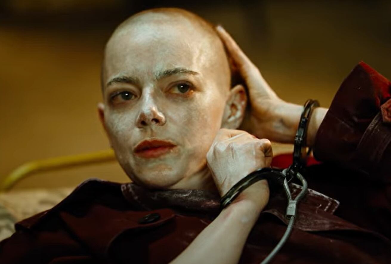 El cuero cabelludo rasurado que luce Emma Stone en la película es completamente real (Foto: YouTube/Focus Features)