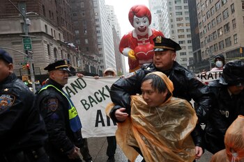 Entre los asistentes, algunos manifestaron su apoyo a la protesta, mientras que otros abuchearon a los inconformes. (REUTERS/Brendan McDermid)