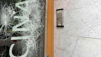 Vox denuncia el ataque con piedras a su sede en Vitoria y la "campaña de hostigamiento" que sufre por GKS y Ernai