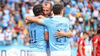 Hernán Barcos se funde en un abrazo con Irven Ávila y Catriel Cabellos. - Crédito: Copa de la Liga