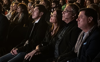 Gabriel Rolón, con su esposa Cythia Wila, en el homenaje a su trayectoria en la Feria del Libro. (Sebastián Freire/FEL)