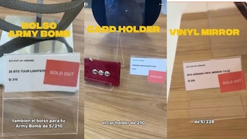 Tres expositores de acrílico muestran carteles de precios con etiquetas rojas que dicen Sold Out junto a un bolso y un estuche