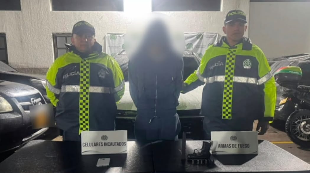 La Policía incautó una pistola traumática con munición y un teléfono celular durante el registro al capturado - crédito Policía Bogotá